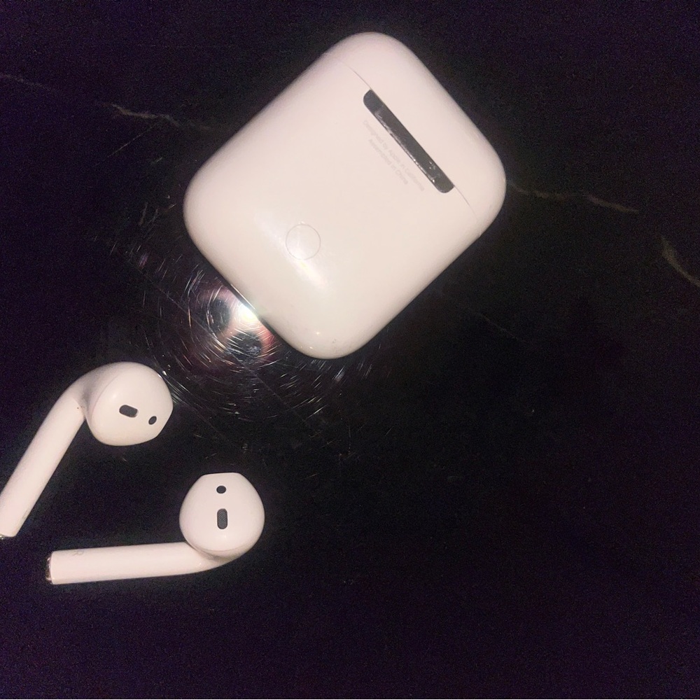 Apple AirPods (1st Generation) with Charging Case – good condition
